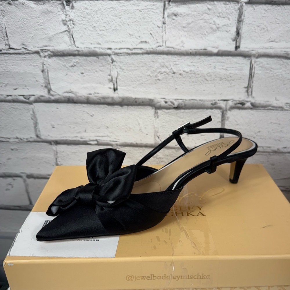 Jewel Badgley Mischka Shoshana Slingback Pumps Black Satin Bows Pointed Size 7.5
